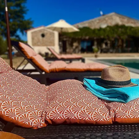 Les Mazets Du Pas 3*